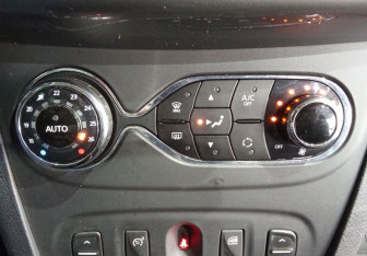 Подержанный автомобиль Renault Sandero 2017 года (12 фото)