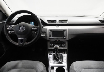 Подержанный автомобиль Volkswagen Passat Sedan 2011 года (12 фото)
