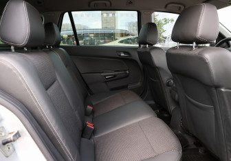 Подержанный автомобиль Opel Astra Wagon 2013 года (12 фото)