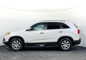 Подержанный автомобиль Kia Sorento 2012 года (8 фото)