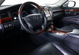 Подержанный автомобиль Lexus LS 2010 года (18 фото)