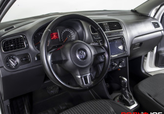 Подержанный автомобиль Volkswagen Polo Sedan 2011 года (19 фото)