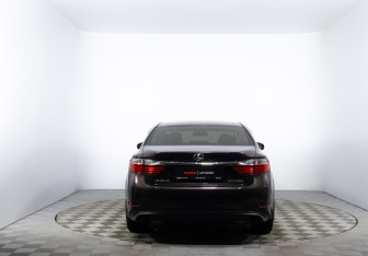 Подержанный автомобиль Lexus ES 2012 года (6 фото)