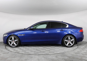 Подержанный автомобиль Jaguar XE 2016 года (8 фото)