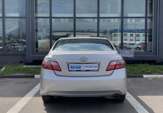 Подержанный автомобиль Toyota Camry Sedan 2011 года (7 фото)