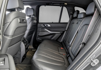 Подержанный автомобиль BMW X5 2024 года (12 фото)