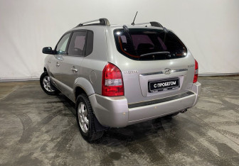Подержанный автомобиль Hyundai Tucson 2006 года (7 фото)