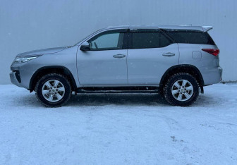 Подержанный автомобиль Toyota Fortuner 2020 года (8 фото)