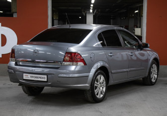 Подержанный автомобиль Opel Astra Sedan 2007 года (5 фото)