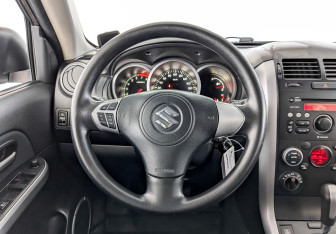 Подержанный автомобиль Suzuki Grand Vitara 2014 года (21 фото)