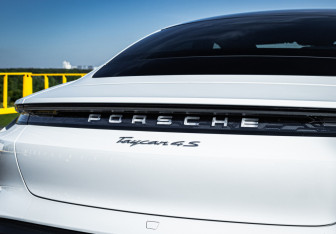 Подержанный автомобиль Porsche Taycan 2020 года (2 фото)
