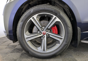 Подержанный автомобиль Jaguar F-Pace 2017 года (14 фото)