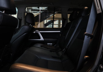 Подержанный автомобиль Toyota Land Cruiser Suv 2019 года (8 фото)