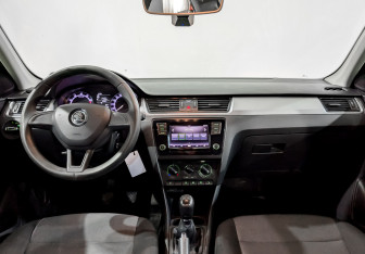 Подержанный автомобиль Skoda Rapid Liftback 2019 года (13 фото)