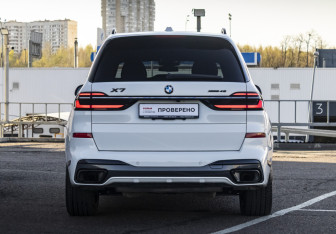 Подержанный автомобиль BMW X7 2022 года (7 фото)
