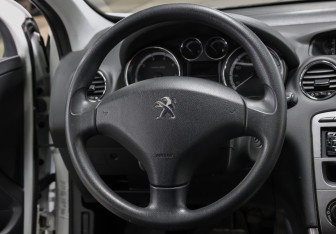 Подержанный автомобиль Peugeot 308 Hatchback 2011 года (17 фото)