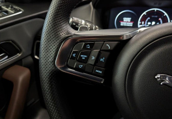 Подержанный автомобиль Jaguar F-Pace 2016 года (26 фото)