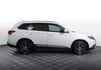 Подержанный автомобиль Mitsubishi Outlander 2015 года (4 фото)