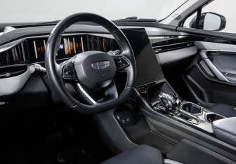 Подержанный автомобиль Geely Atlas 2024 года (14 фото)