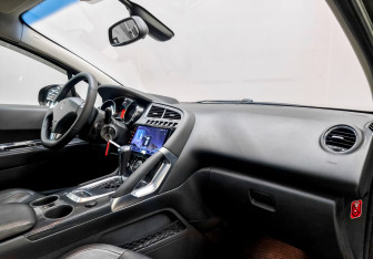 Подержанный автомобиль Peugeot 3008 2012 года (11 фото)