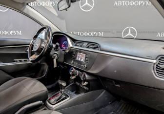 Подержанный автомобиль Kia Rio Hatchback 2021 года (11 фото)