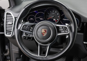 Подержанный автомобиль Porsche Cayenne 2018 года (15 фото)