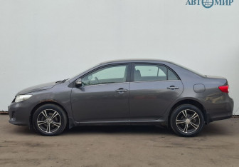 Подержанный автомобиль Toyota Corolla Sedan 2011 года (8 фото)