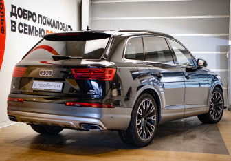 Подержанный автомобиль Audi Q7 2017 года (4 фото)