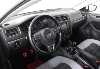 Подержанный автомобиль Volkswagen Jetta Sedan 2012 года (9 фото)