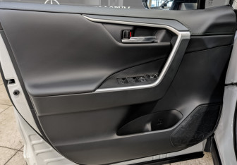 Подержанный автомобиль Toyota RAV4 2025 года (19 фото)