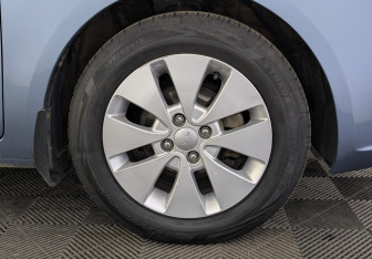 Подержанный автомобиль Kia Rio Hatchback 2015 года (12 фото)