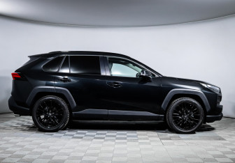 Подержанный автомобиль Toyota RAV4 2024 года (4 фото)