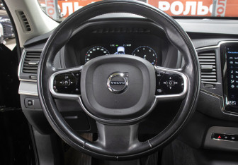 Подержанный автомобиль Volvo XC90 2020 года (17 фото)
