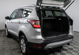 Подержанный автомобиль Ford Kuga 2017 года (18 фото)