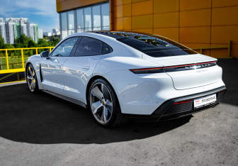 Подержанный автомобиль Porsche Taycan 2020 года (6 фото)