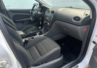 Подержанный автомобиль Ford Focus Hatchback 2008 года (13 фото)