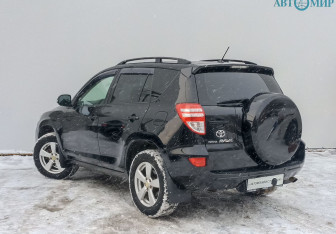 Подержанный автомобиль Toyota RAV4 2010 года (7 фото)