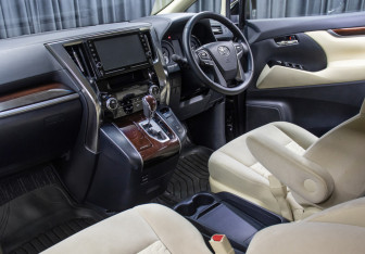 Подержанный автомобиль Toyota Vellfire 2016 года (12 фото)