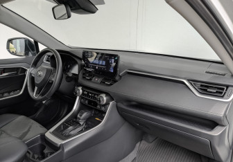 Подержанный автомобиль Toyota RAV4 2024 года (13 фото)