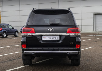 Подержанный автомобиль Toyota Land Cruiser Suv 2017 года (7 фото)