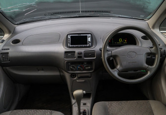 Подержанный автомобиль Toyota Corolla Spacio 2000 года (11 фото)