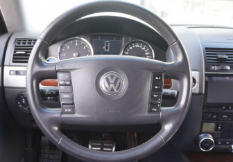 Подержанный автомобиль Volkswagen Touareg 2009 года (15 фото)