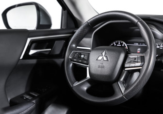 Подержанный автомобиль Mitsubishi Outlander 2022 года (17 фото)