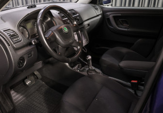 Подержанный автомобиль Skoda Fabia Hatchback 2010 года (16 фото)