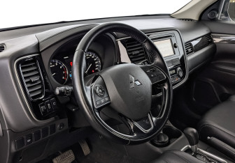 Подержанный автомобиль Mitsubishi Outlander 2016 года (15 фото)