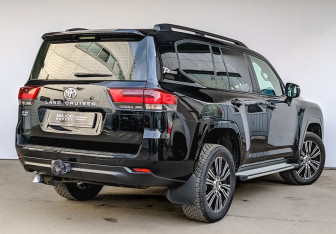 Подержанный автомобиль Toyota Land Cruiser Suv 2022 года (5 фото)