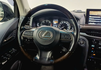 Подержанный автомобиль Lexus LX 2016 года (13 фото)