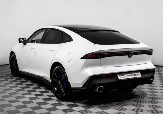 Подержанный автомобиль Changan UNI-V 2023 года (7 фото)