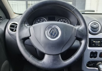 Подержанный автомобиль Renault Logan Sedan 2012 года (14 фото)