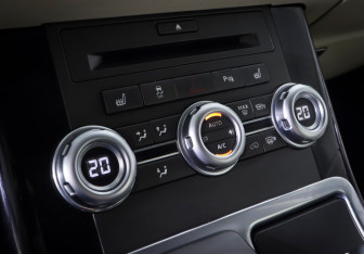 Подержанный автомобиль Land Rover Range Rover Sport 2010 года (19 фото)